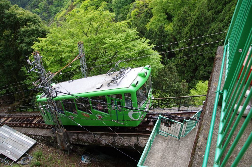 阿夫利神社駅 (山頂駅) を出発していく緑色の大山ケーブル車両