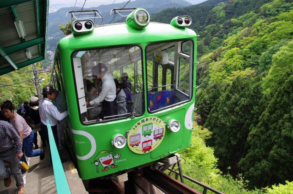 阿夫利神社駅 (山頂駅) で乗客を乗せる緑の大山ケーブル車両