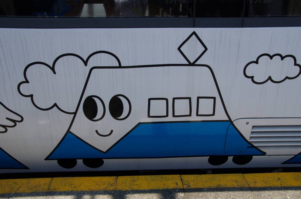 車体に描かれた色々な富士山の 1 つ - 富士山電車 (間違いないですよね?)