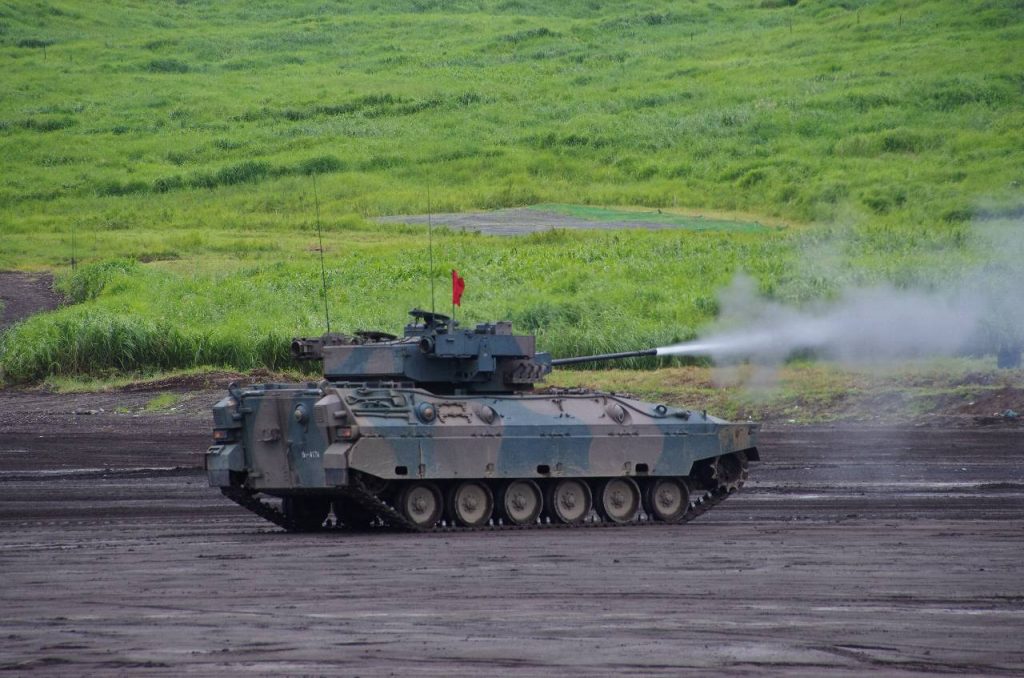89 式装甲戦闘車の射撃