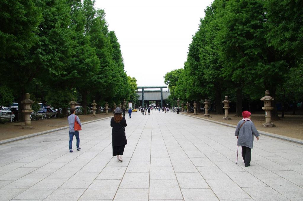 靖国神社の参道をまとまりなく歩く母 (右端) と姉 (中央やや左の黒い服)
