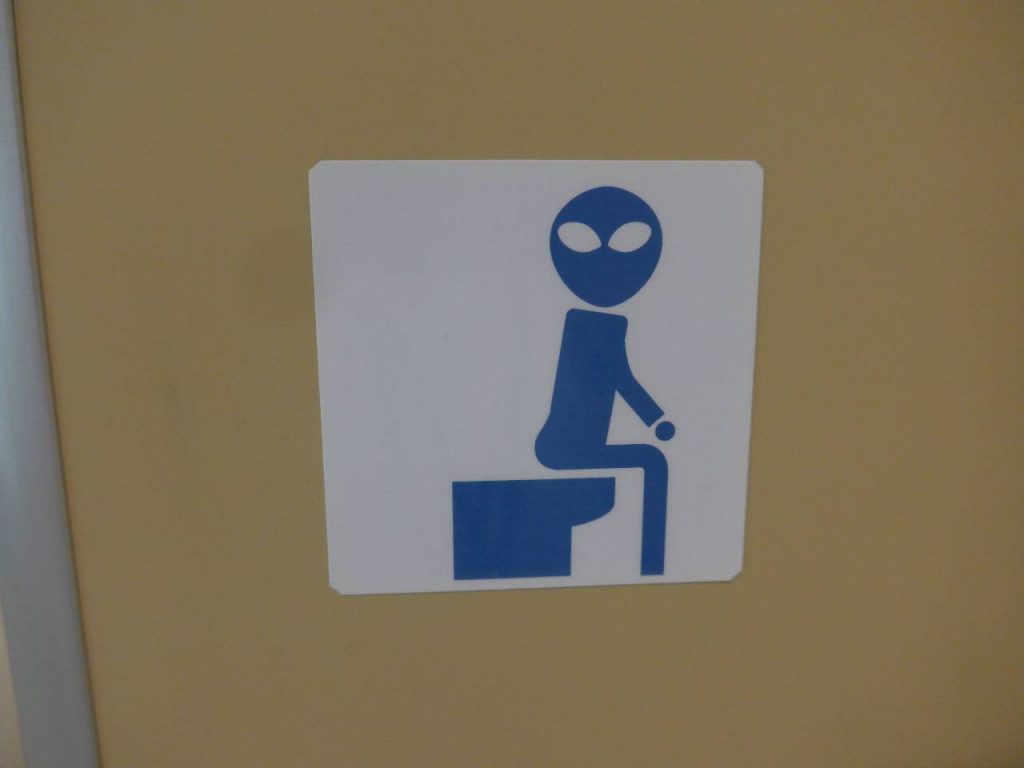 宇宙人で描かれたコスモアイル羽咋のトイレのマーク