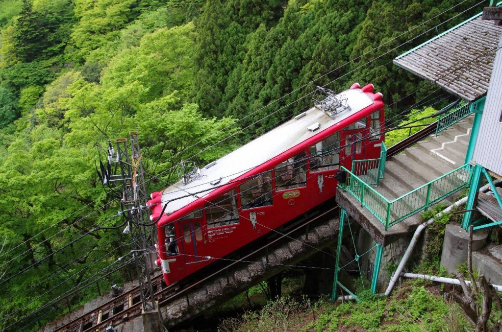 阿夫利神社駅 (山頂駅) を出発する大山ケーブルの車両