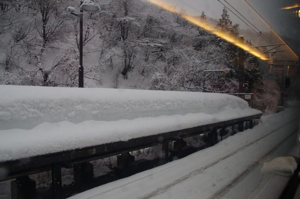 駅のホームに 2m 近く積もった雪