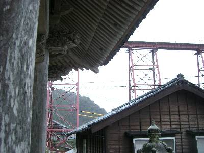 永尾山長橋寺三門と余部鉄橋