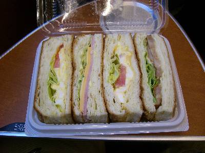町田駅のパン屋さんで買ったサンドイッチ