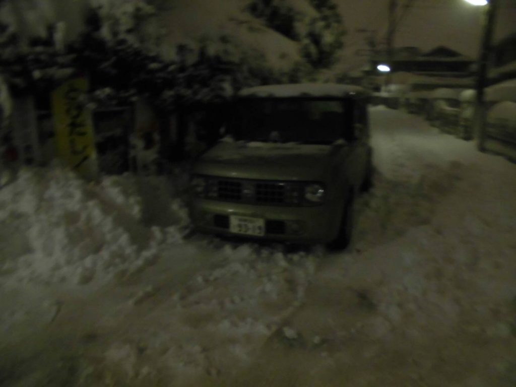 雪を掘って駐車スペースを確保、一晩ここに放置するしかなくなりました…