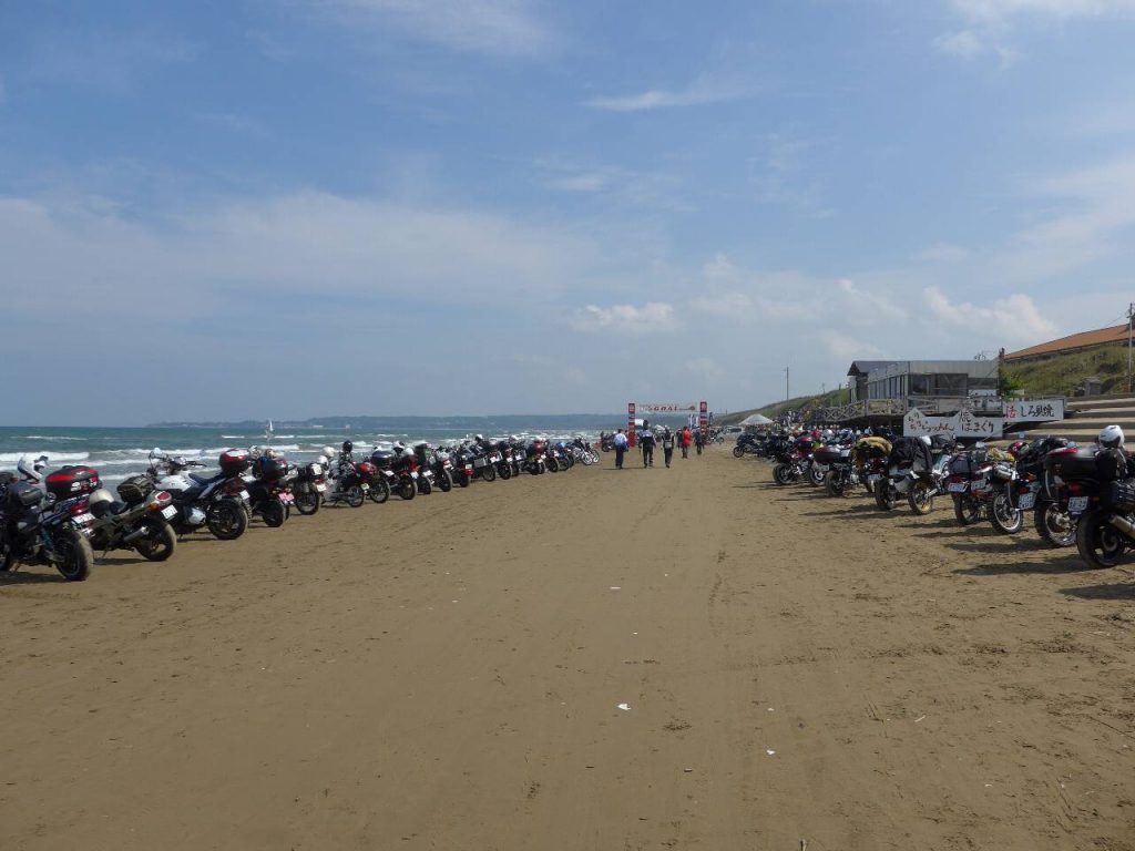 千里浜なぎさドライブウェイにずらりと駐車したオートバイたち