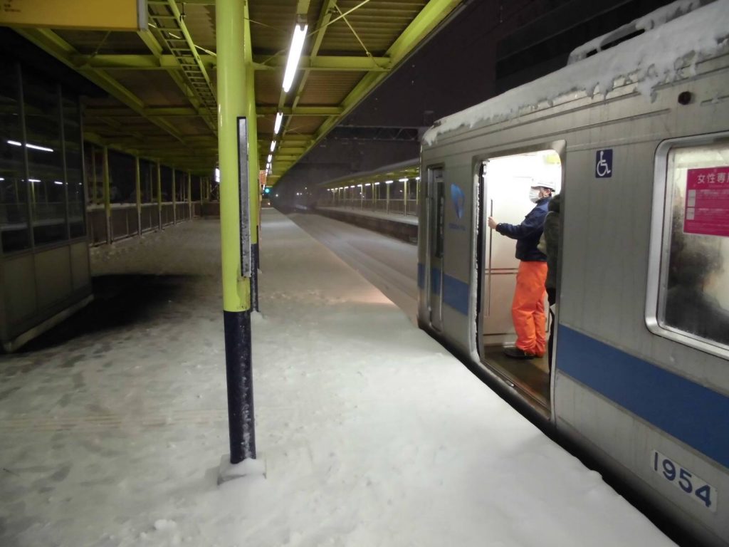 屋根がかかった部分にも降り込んだ雪が積もる小田急中央林間駅