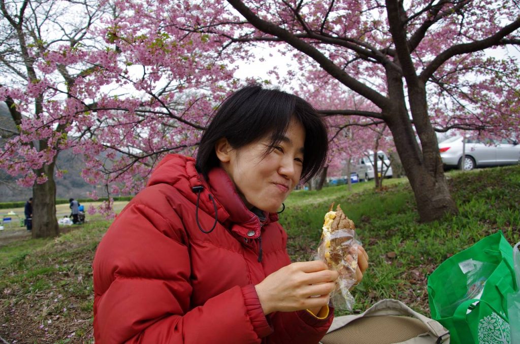 河津桜の下でパルムドールのタマゴサンドを食べる妻
