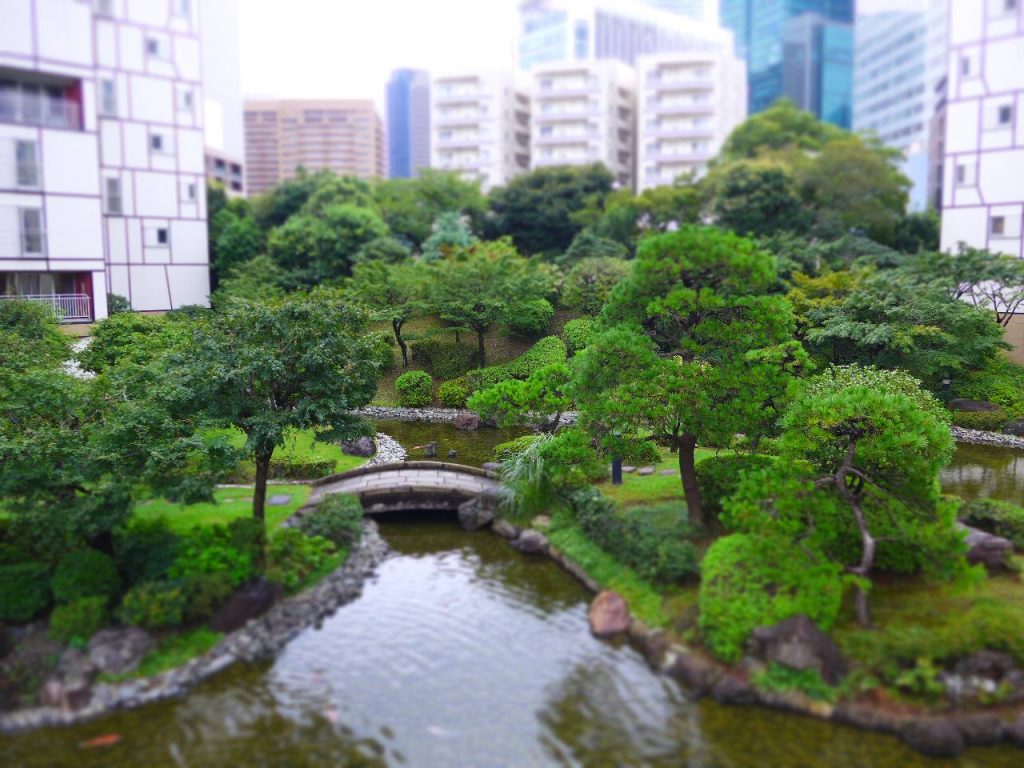 高層ビルを借景にするアメリカ大使館宿舎の日本庭園 (ジオラマモード撮影)