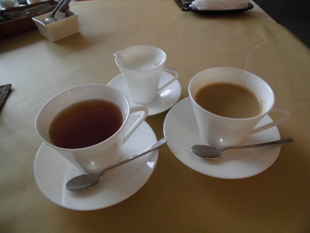 食前の紅茶とコーヒー