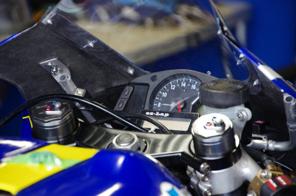 同じモリワキレーシングですが #35 の日浦 大治朗選手のオートバイは普通のアナログメーターでした