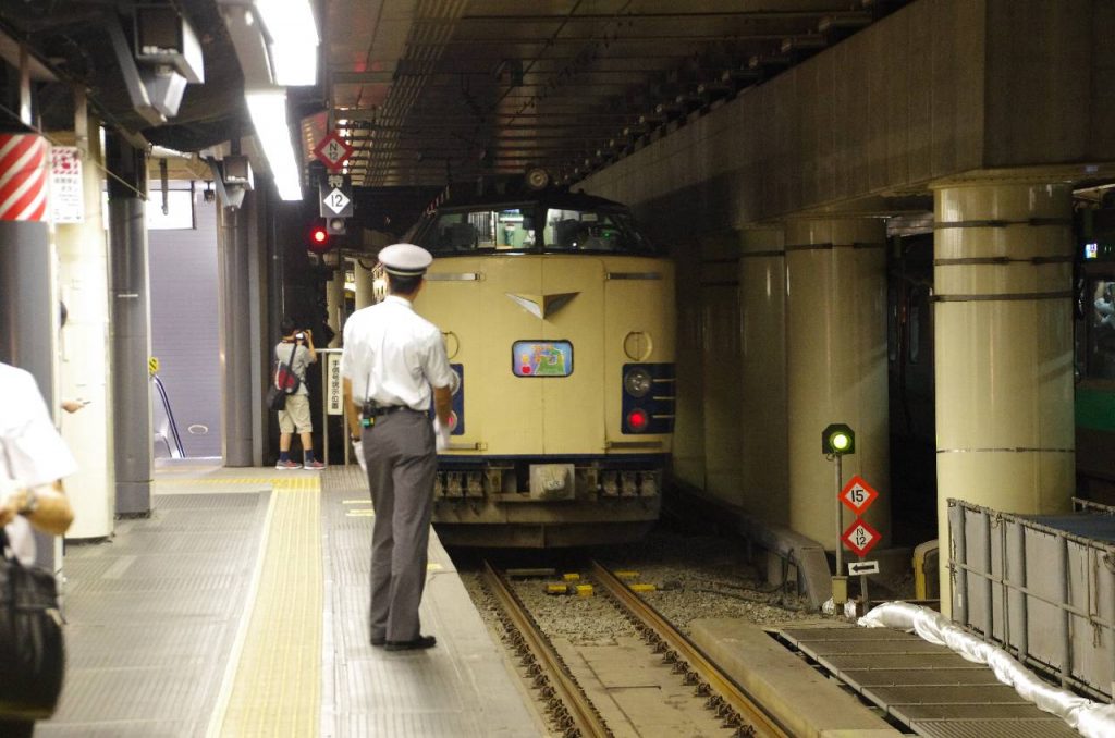 新宿駅 5 番線を出発する 583 系「あおもり」号見送り構図