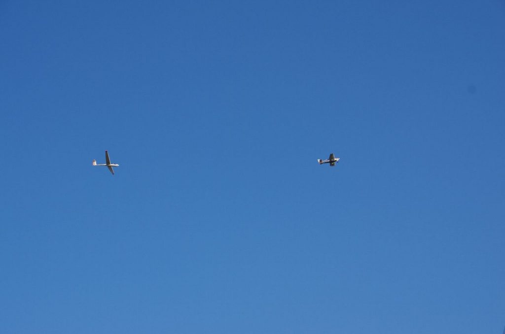 グライダーが飛行機曳航で離陸しているところが見れました