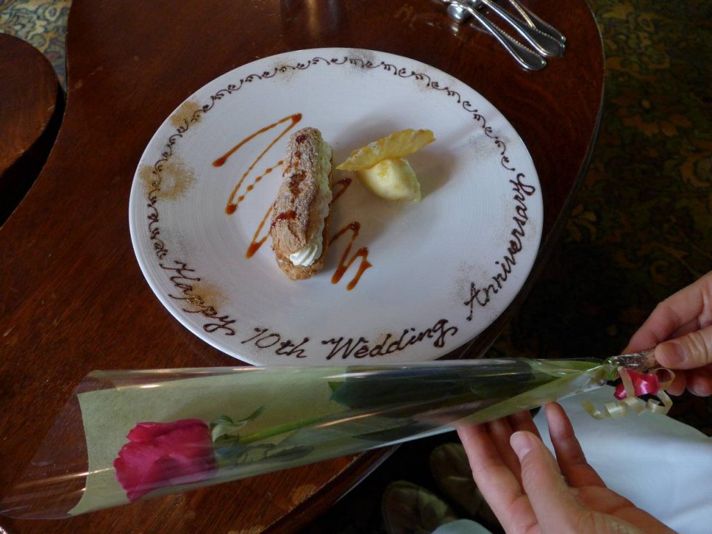 ココナッツのエクレア、パイナップルのシャーベット添えと、結婚記念ランチを祝ってお店からもらったお花