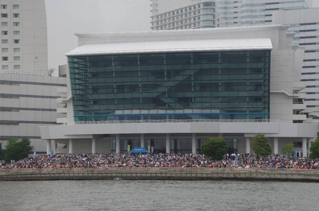 パシフィコ横浜前でブルーインパルスの登場を待つ大勢の見物客たち