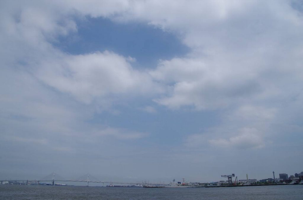 青空が見えてきた臨港パーク前の海上