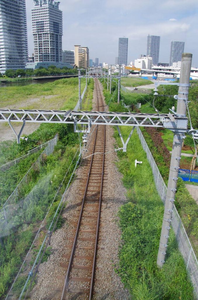 貨物線を越える陸橋から撮影した貨物線の線路