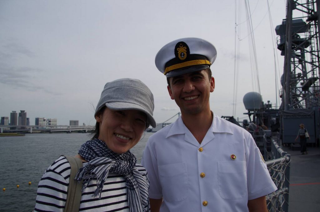 妻とトルコ海軍の軍人さんとのツーショット
