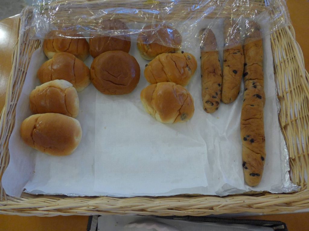 ファミリーロッジ旅籠屋・金沢内灘店の無料朝食で用意されていた 4 種類のパン
