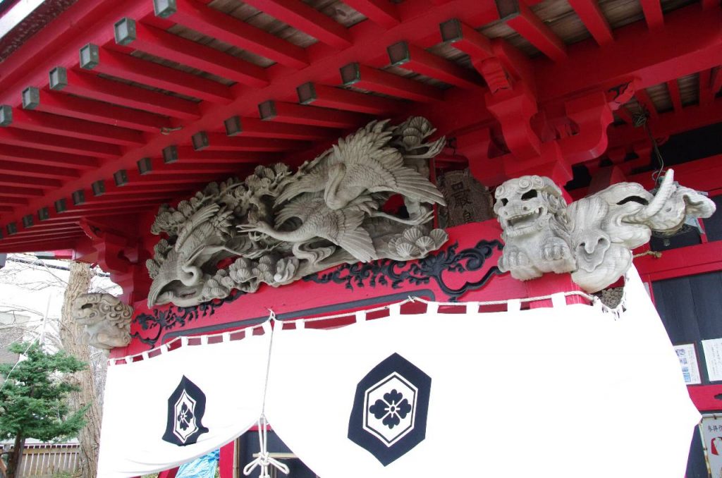 増毛厳島神社拝殿正面の立派な彫り物