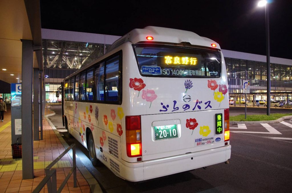 旭川駅から旭川空港までの空港バスですが、富良野行きです。わかりにくい…